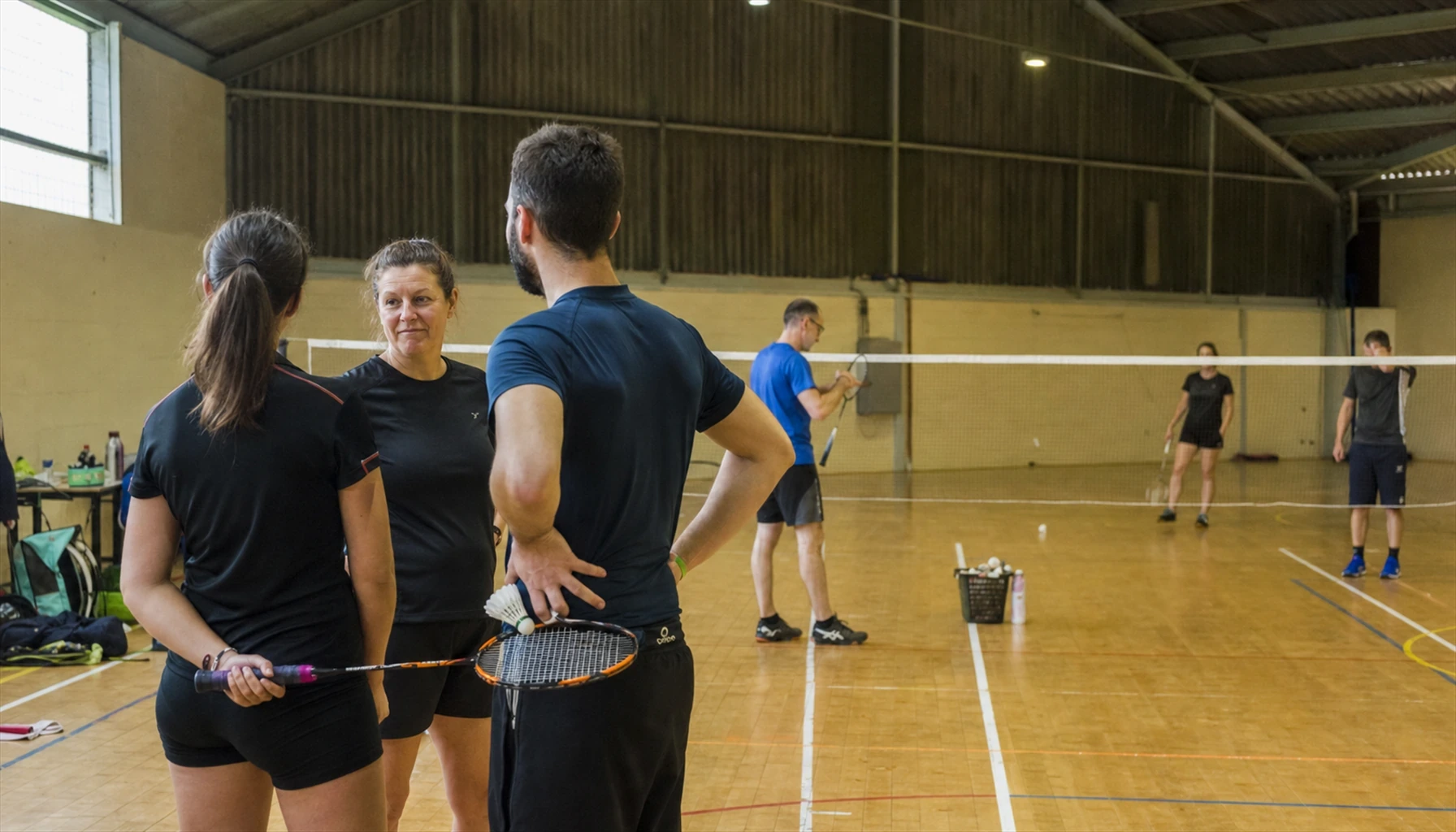 Pratiquants de badminton réunis sur les terrains du club de Cap-Sizun