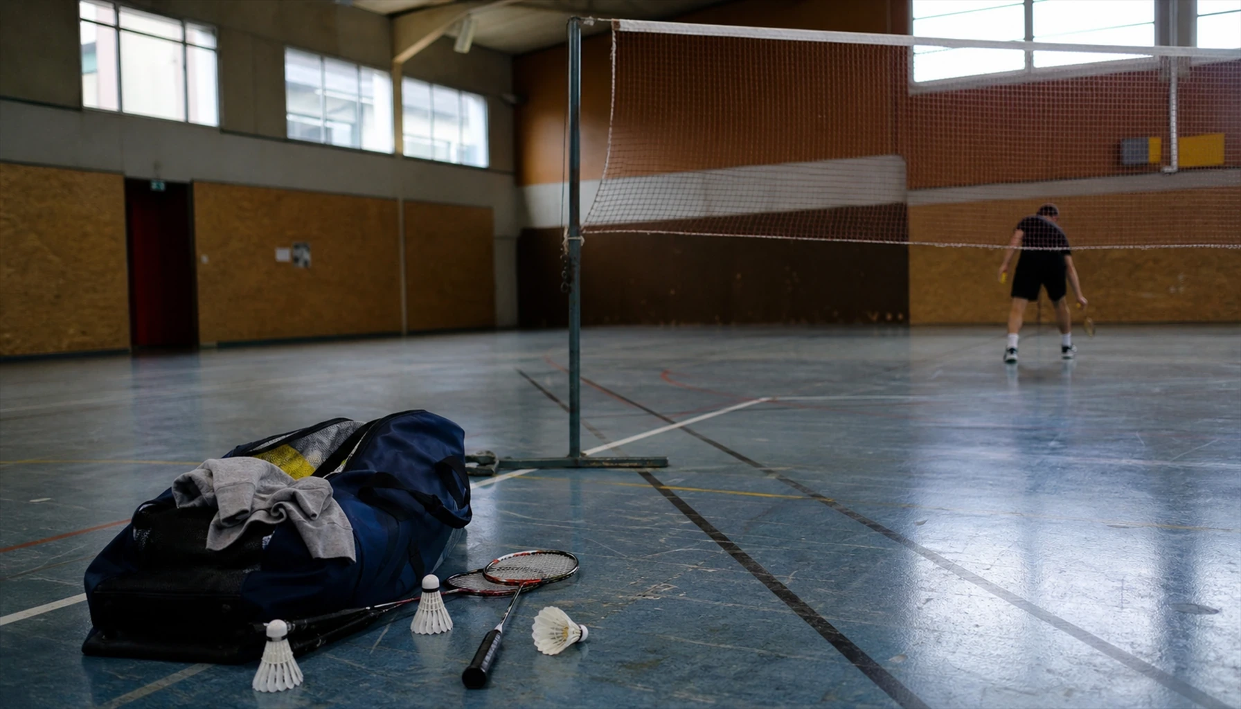 Joueurs de badminton à l’entraînement dans le gymnase d’un club local
