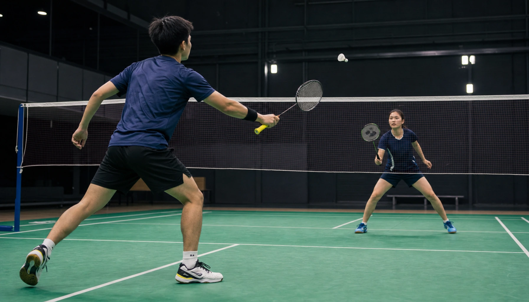 Joueurs découvrant les bases du badminton