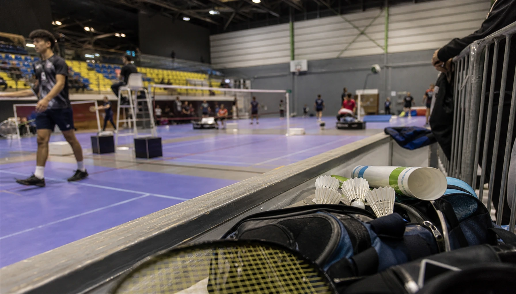 Match de badminton disputé dans une salle lors du Valence Alpes International